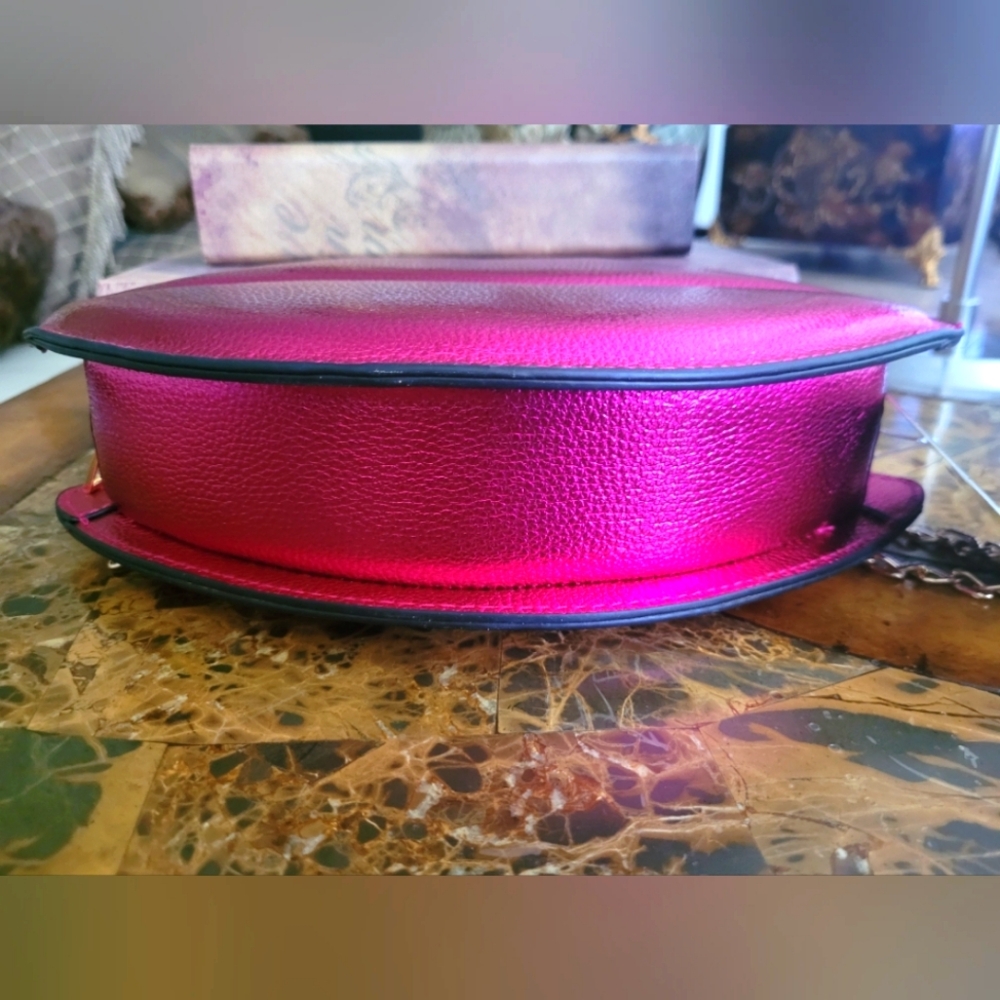 Gold and Pink Lip Crossbody Bag with Chain Strap - Picture 5 of 6